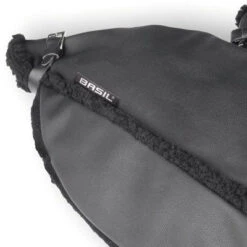 Manchons Basil Noirs En Cuir Végétal Sur Guidon Vélo -Vélo Accessoires Boutique manchons basil noirs en cuir vegetal sur guidon velo full 5